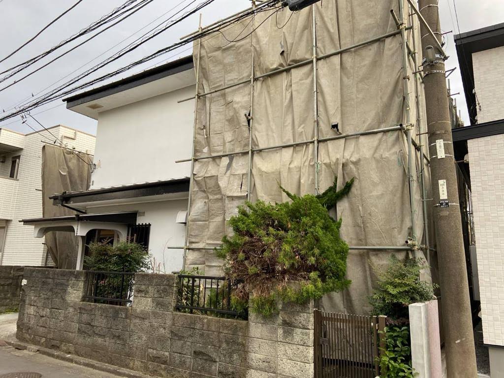 2025/02/15の解体状況：養生足場設置