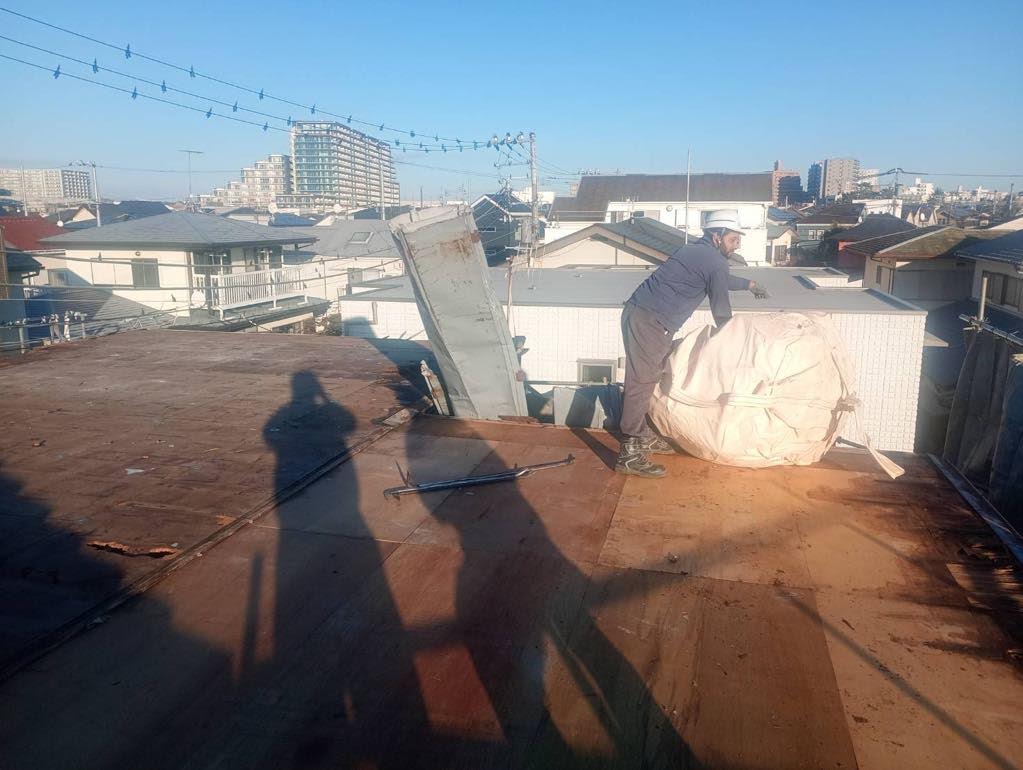 2025/02/15の解体状況：屋根落とし（トタン・金属板）