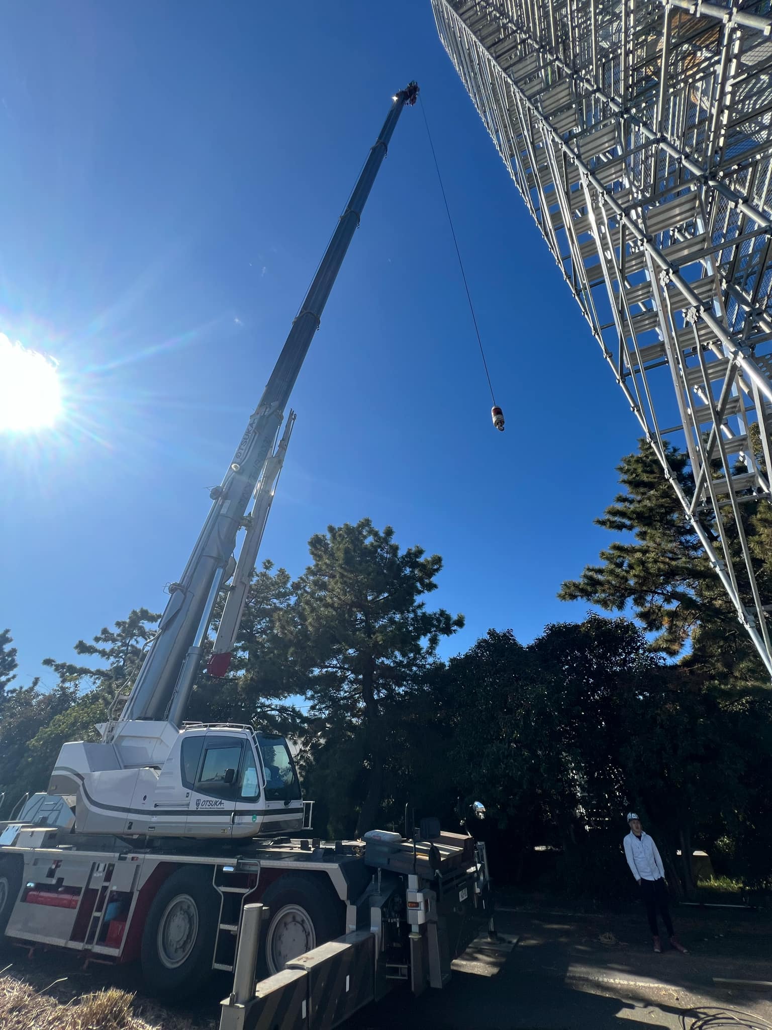 2025/02/07の解体状況：３５トンラフター設置、合判作業