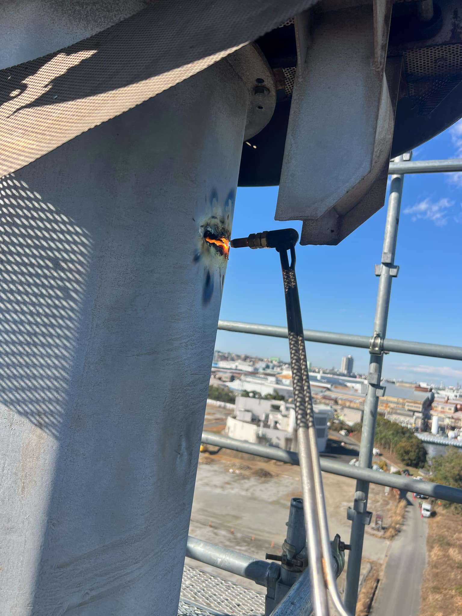 2025/02/07の解体状況：ガス切り人力撤去