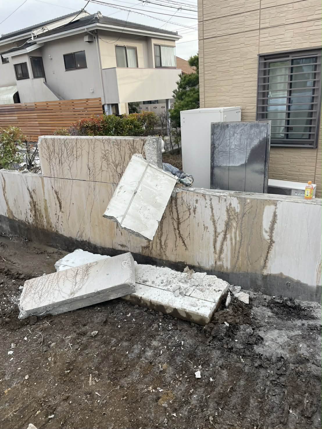 2025/12/10の解体状況：RC塀撤去→エンジンカッターでの高さ補正作業