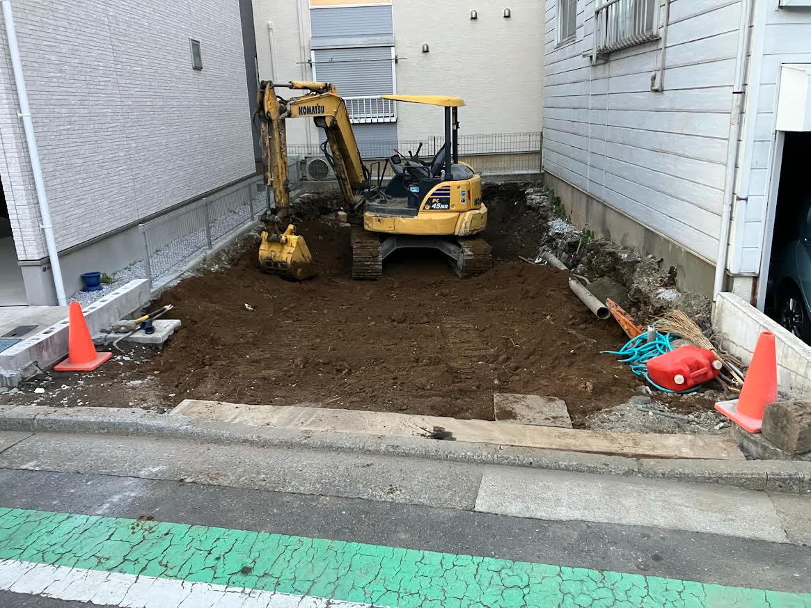 2025/11/01の解体状況：重機による転圧敷均し