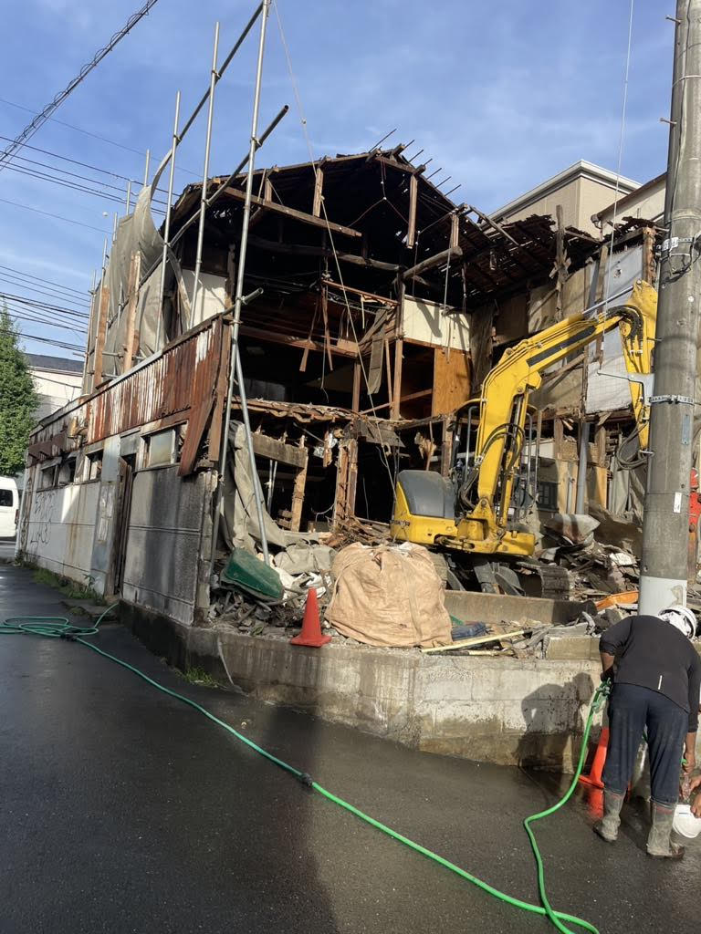 2026/05/18の解体状況：重機上屋壊し