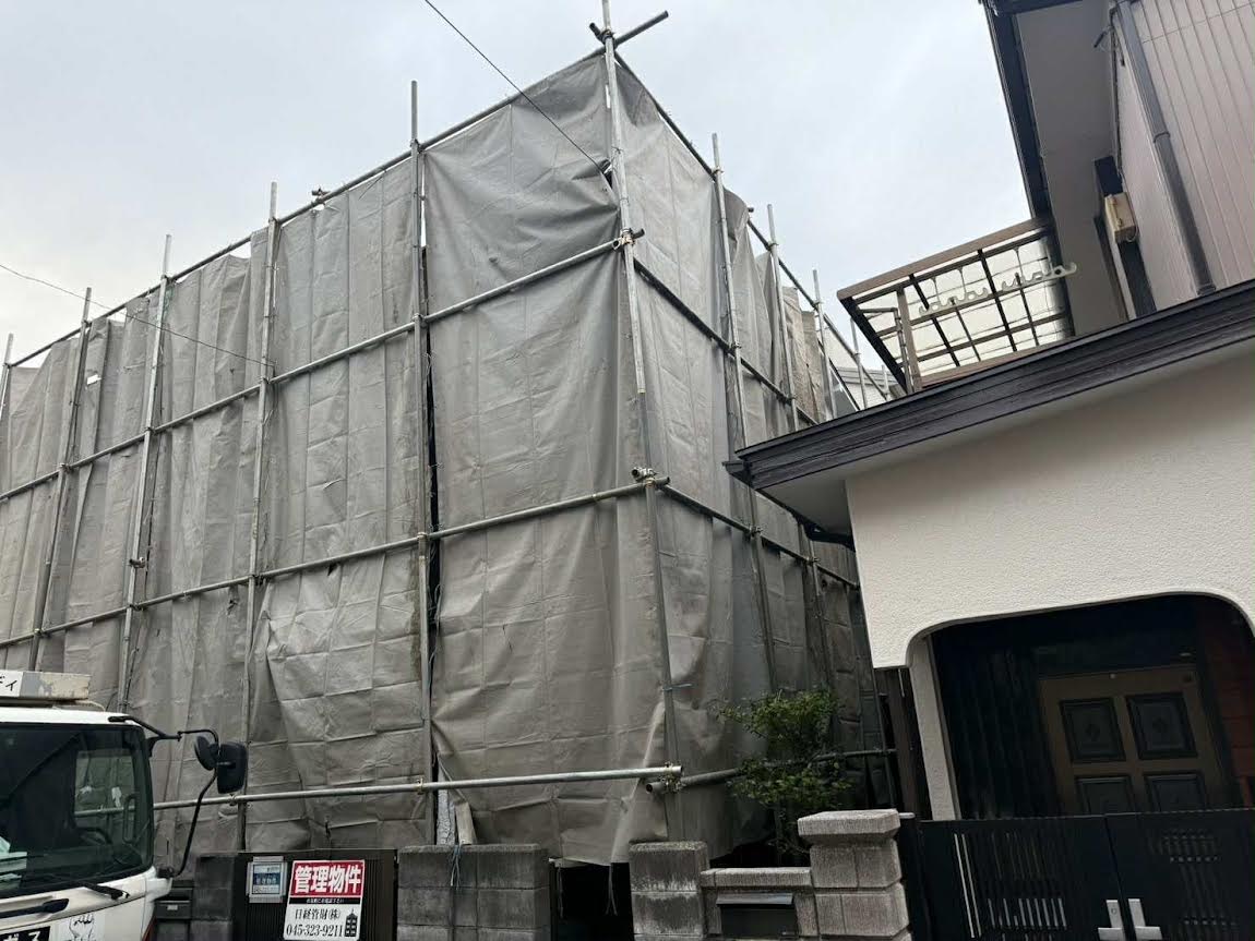 2026/07/18の解体状況：足場養生シート設置