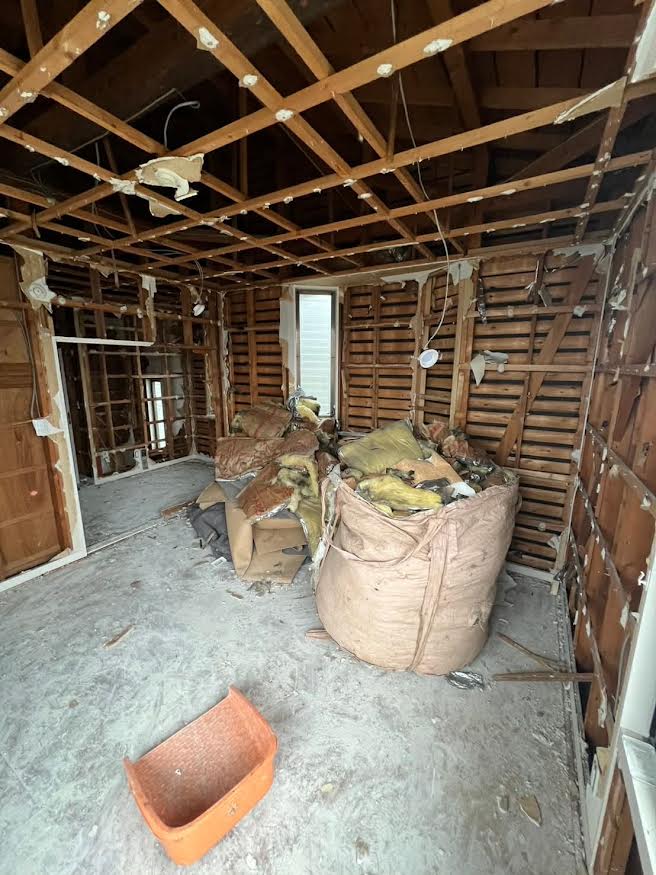 2026/03/20の解体状況：ボード・断熱材など分別袋詰め