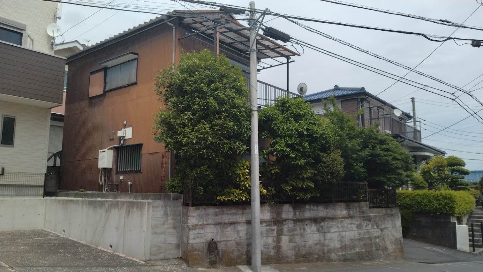 難易度：★★★★☆<br>住宅解体・駐車場土工事： 木造瓦葺２階建（トタン貼り、ヌノ基礎）<br>エリア：神奈川県横浜市緑区