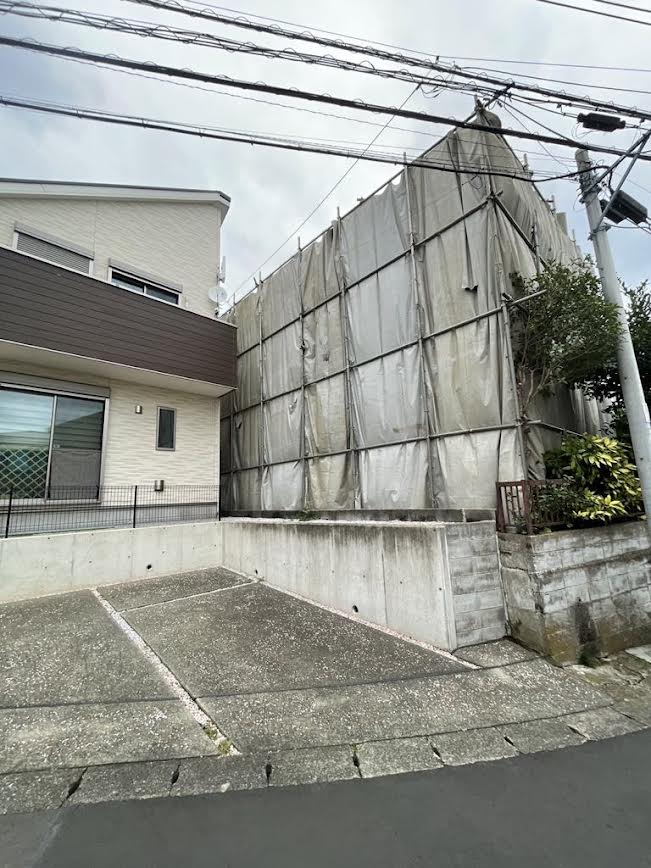 2024/11/04の解体状況：養生足場設置