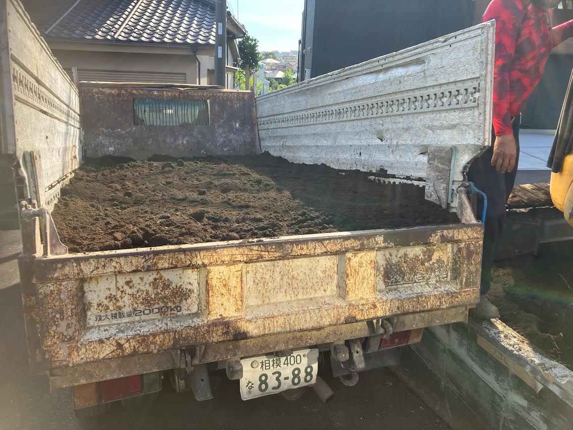 2024/11/04の解体状況：駐車場策定、残土鋤取り処分