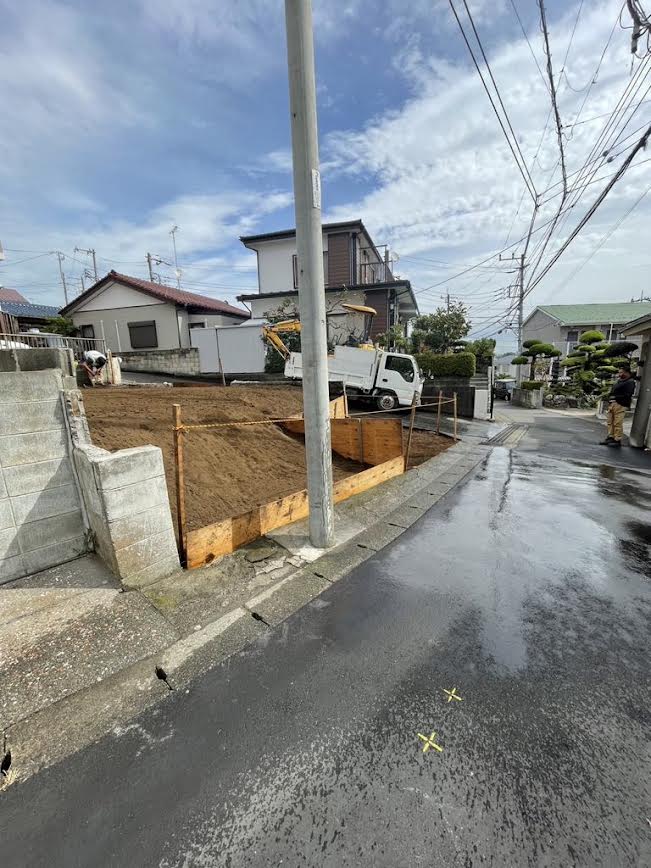 2024/11/04の解体状況：擁壁撤去後、仮設山留状況