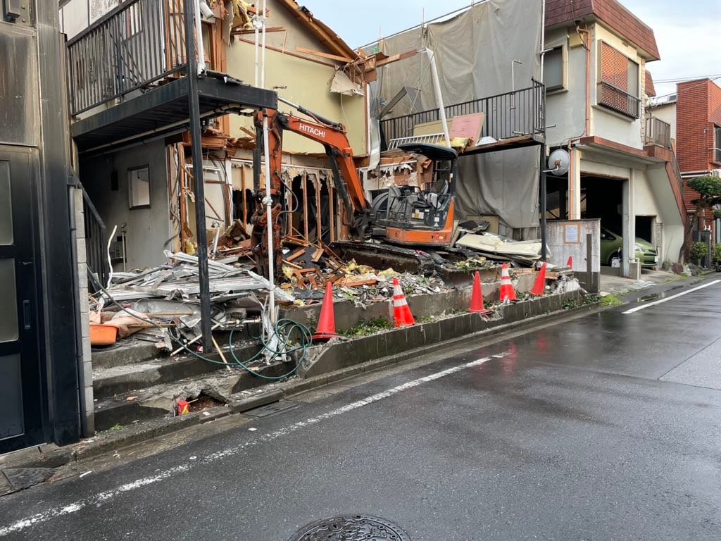 2025/05/10の解体状況：養生、重機上屋解体