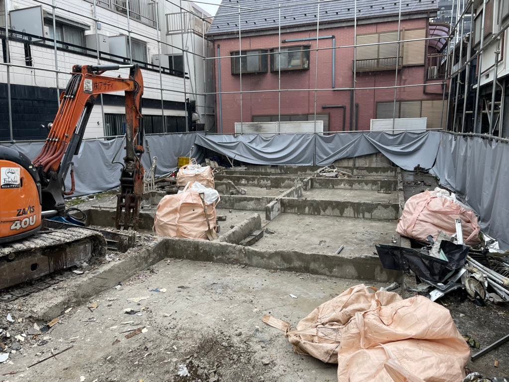 2025/05/10の解体状況：ベタ基礎確認状況（当初ヌノ基礎想定）