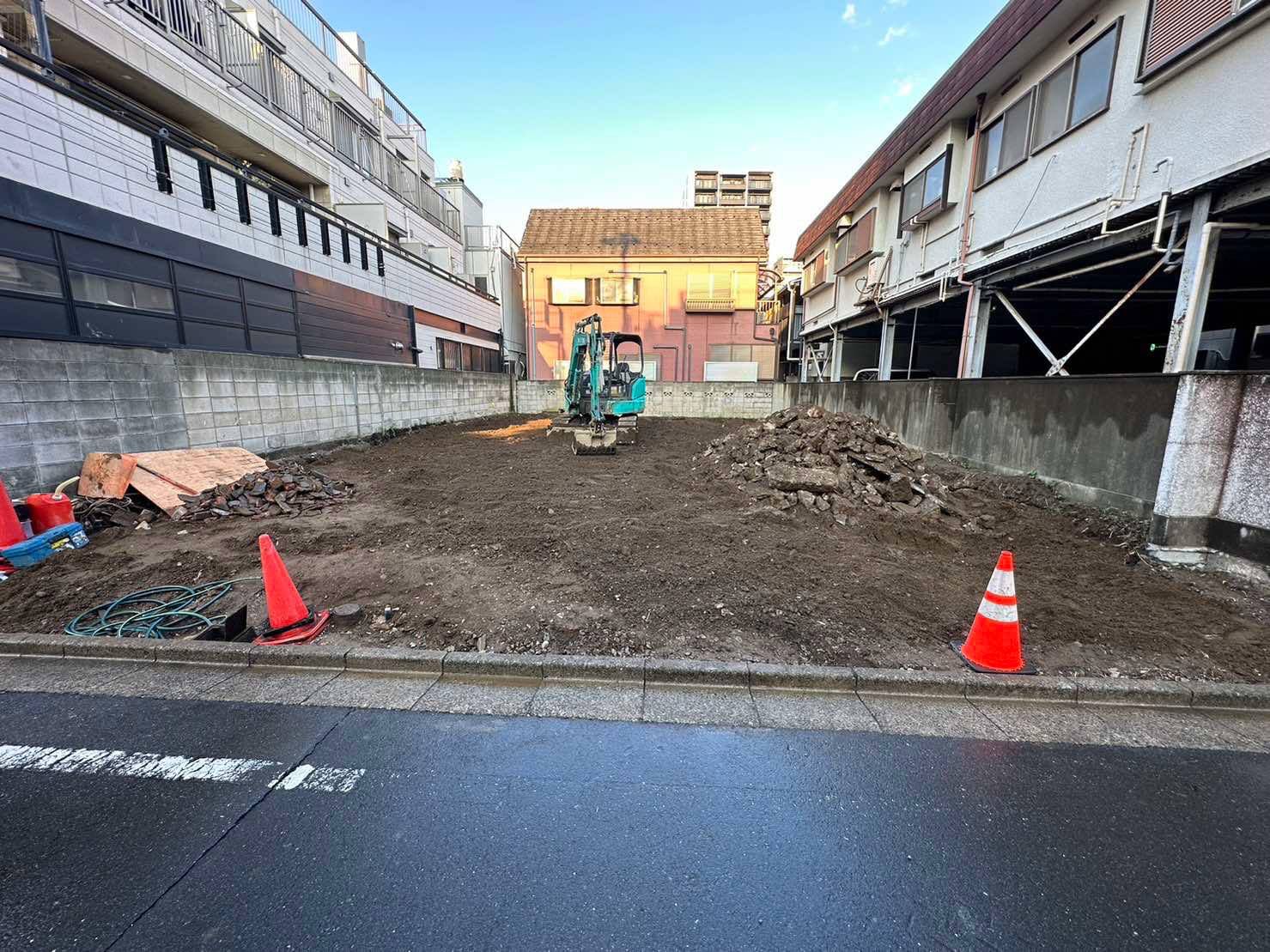 2025/05/10の解体状況：地中埋設物の除去集積状況