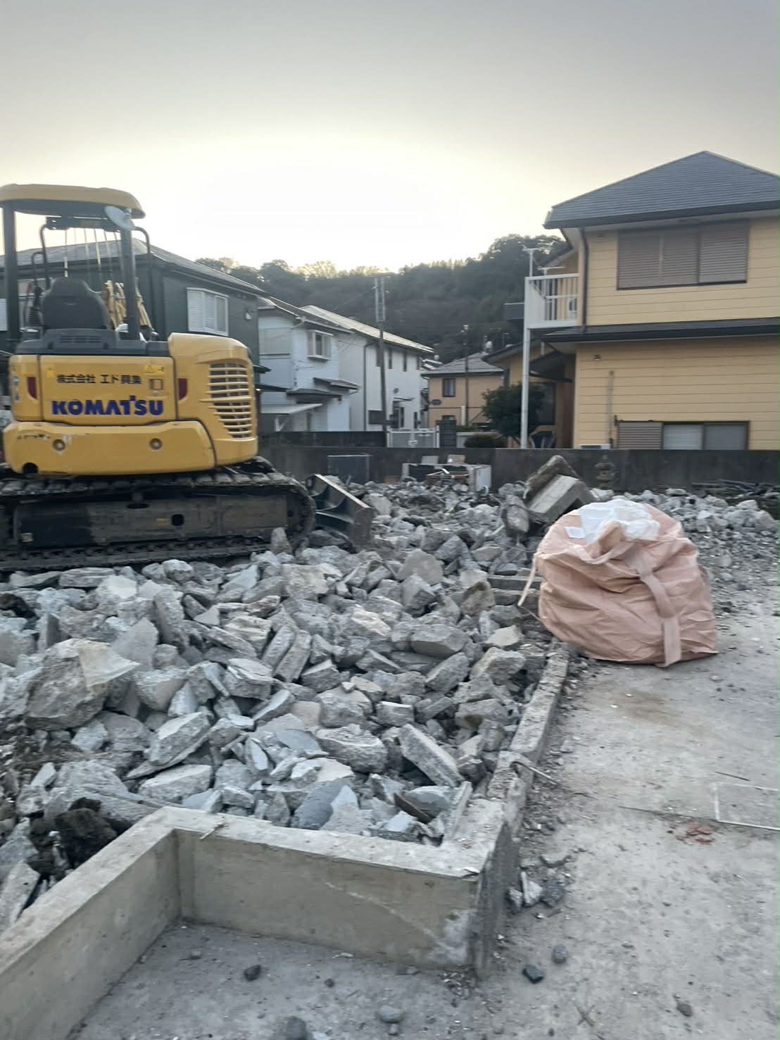 2025/12/10の解体状況：基礎撤去状況