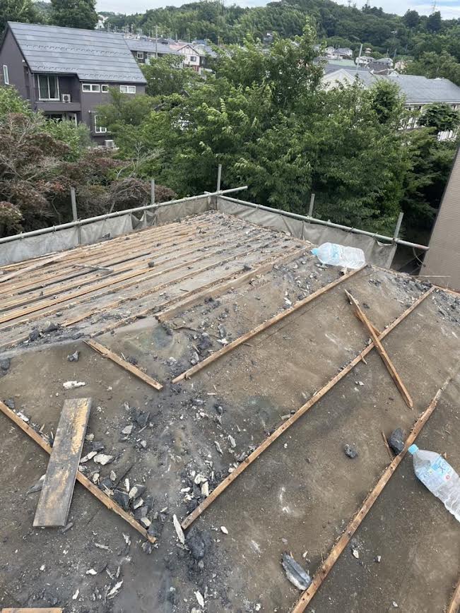 2025/07/15の解体状況：瓦屋根落とし完了