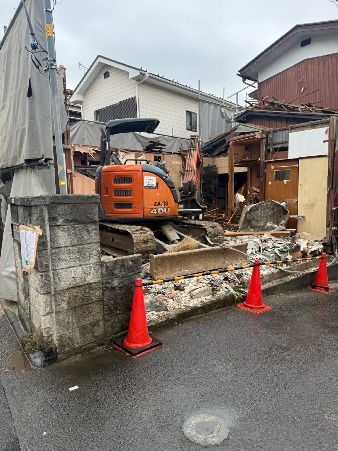 2025/12/09の解体状況：重機搬入、木くず搬出