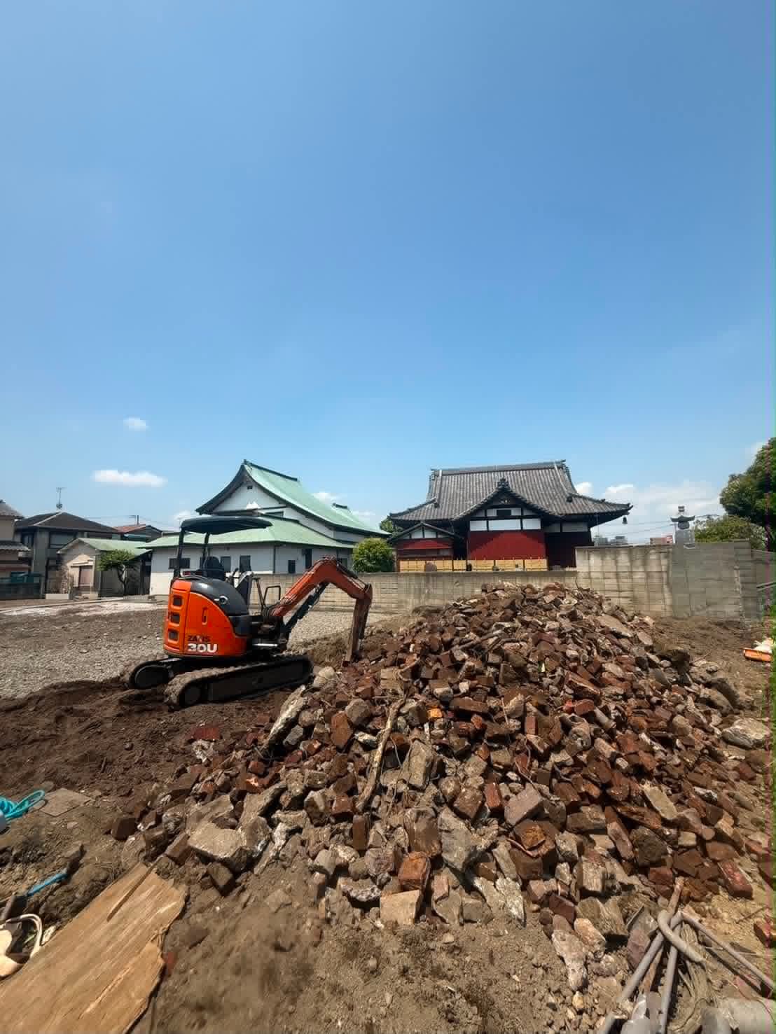 2026/06/19の解体状況：地中より大量の「レンガくず」と「大谷石くず」が出土→地上集積の様子。進行するか否かは、「資産価値向上」と「撤去費用負担」の観点から検討いただきます。