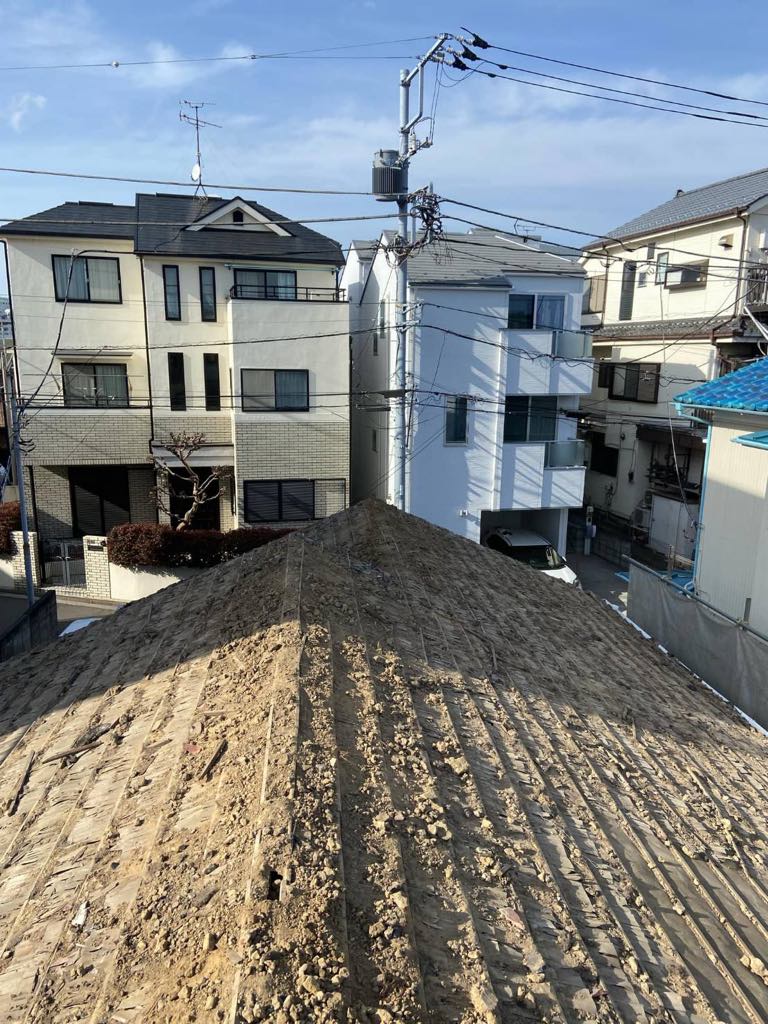 2025/04/18の解体状況：足場養生設置、屋根撤去