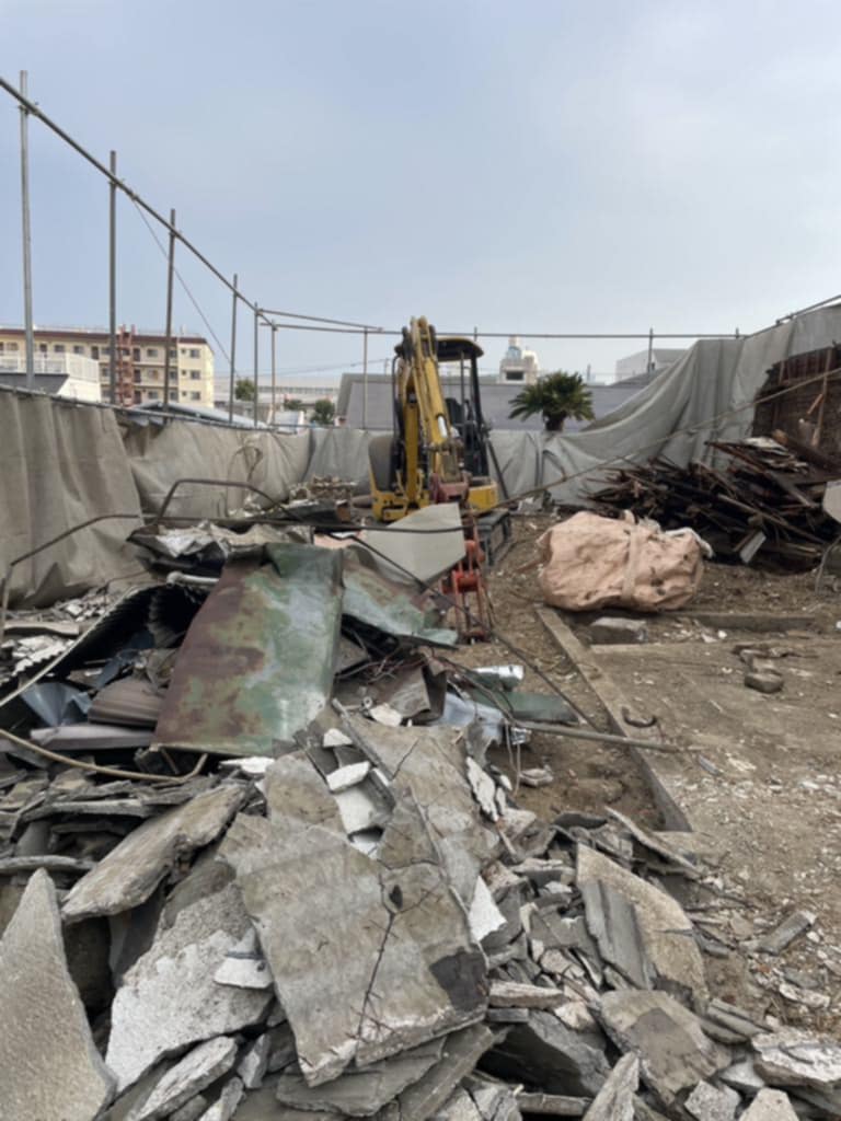 2025/04/18の解体状況：木くず搬出、混合搬出