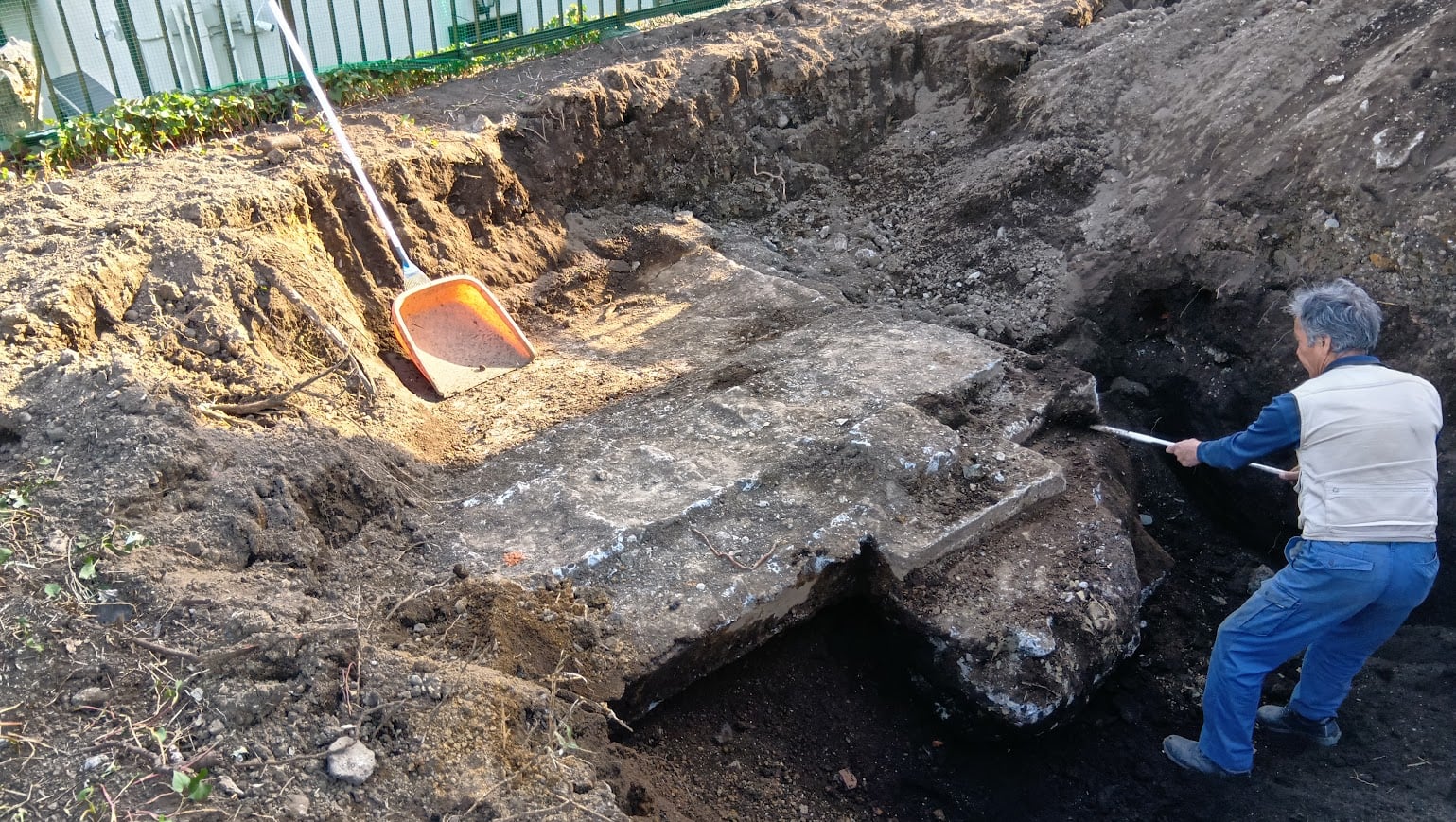 2025/04/18の解体状況：旧建物の耐圧盤と思われる地中埋設物