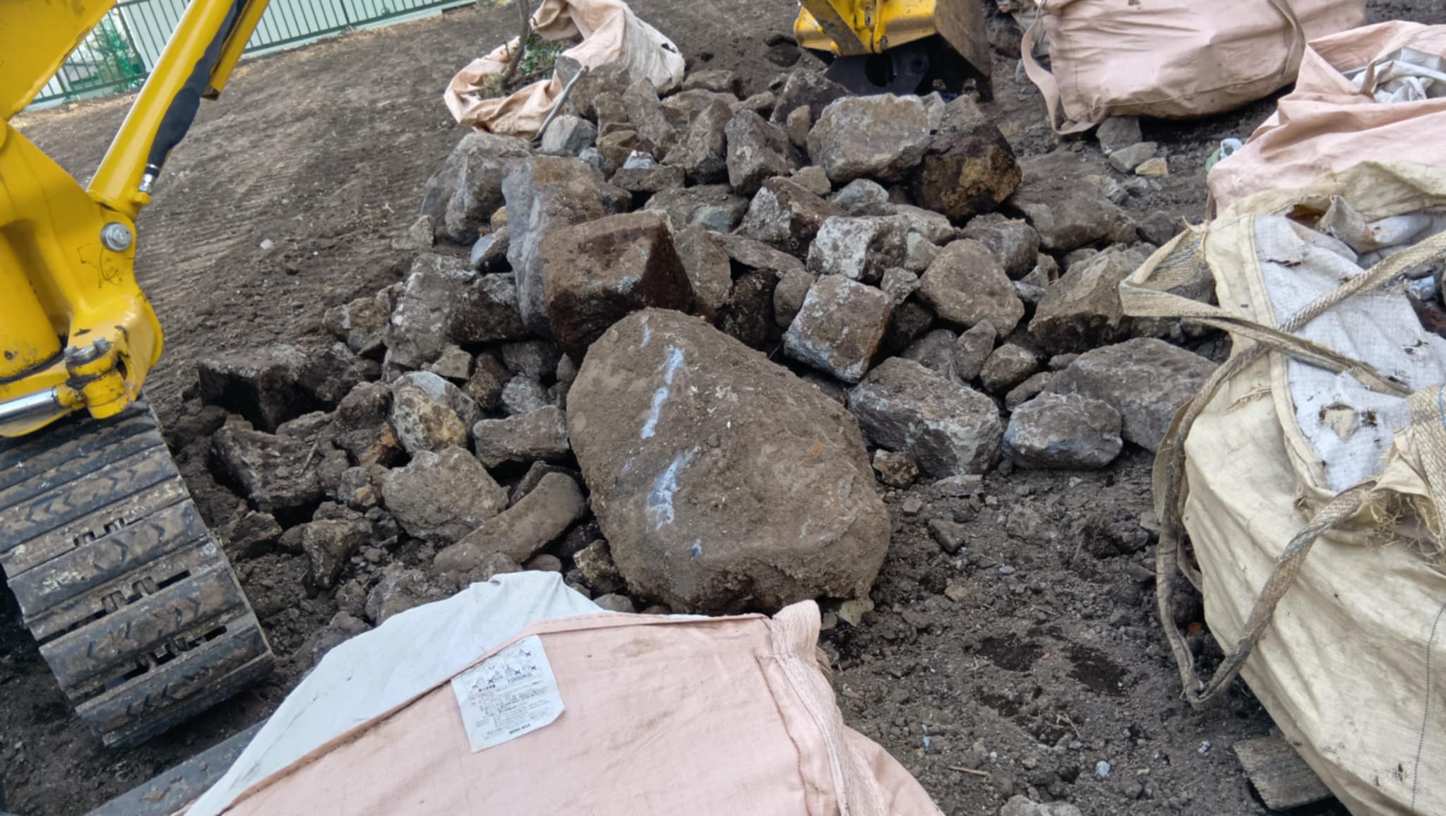 2025/04/18の解体状況：地中埋設物（埋設ガラ、埋設玉石）