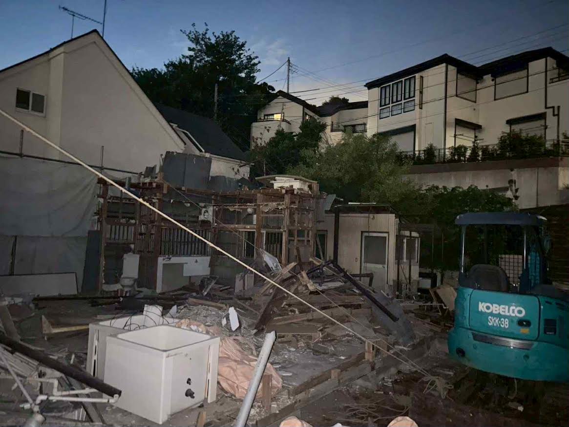 2026/01/06の解体状況：ミニユンボ搬入→１階重機壊し