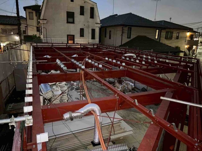 2025/10/10の解体状況：折板屋根撤去