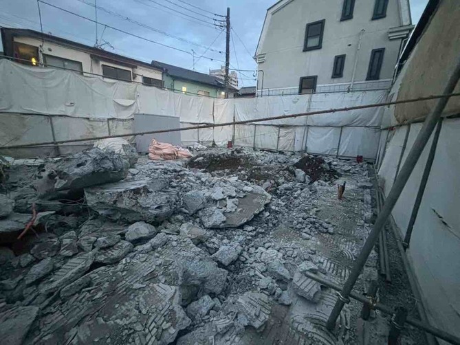 2025/10/10の解体状況：ベタ基礎ブレーカー撤去状況