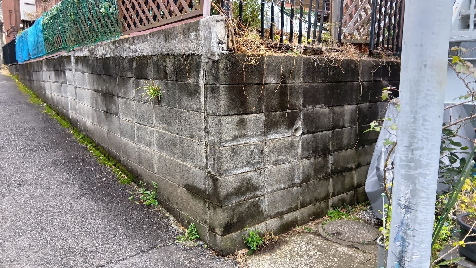 2025/12/09の解体状況：撤去前のブロック擁壁状況