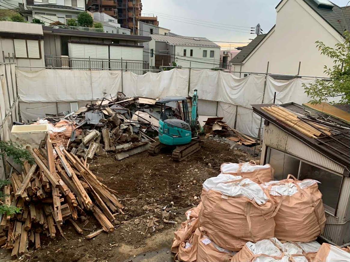 2026/01/06の解体状況：ミニユンボでの木くず破断→人力小運搬搬出