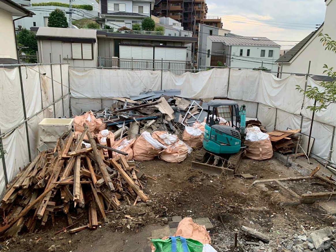 2026/01/06の解体状況：ミニユンボでの木くず破断→人力小運搬搬出