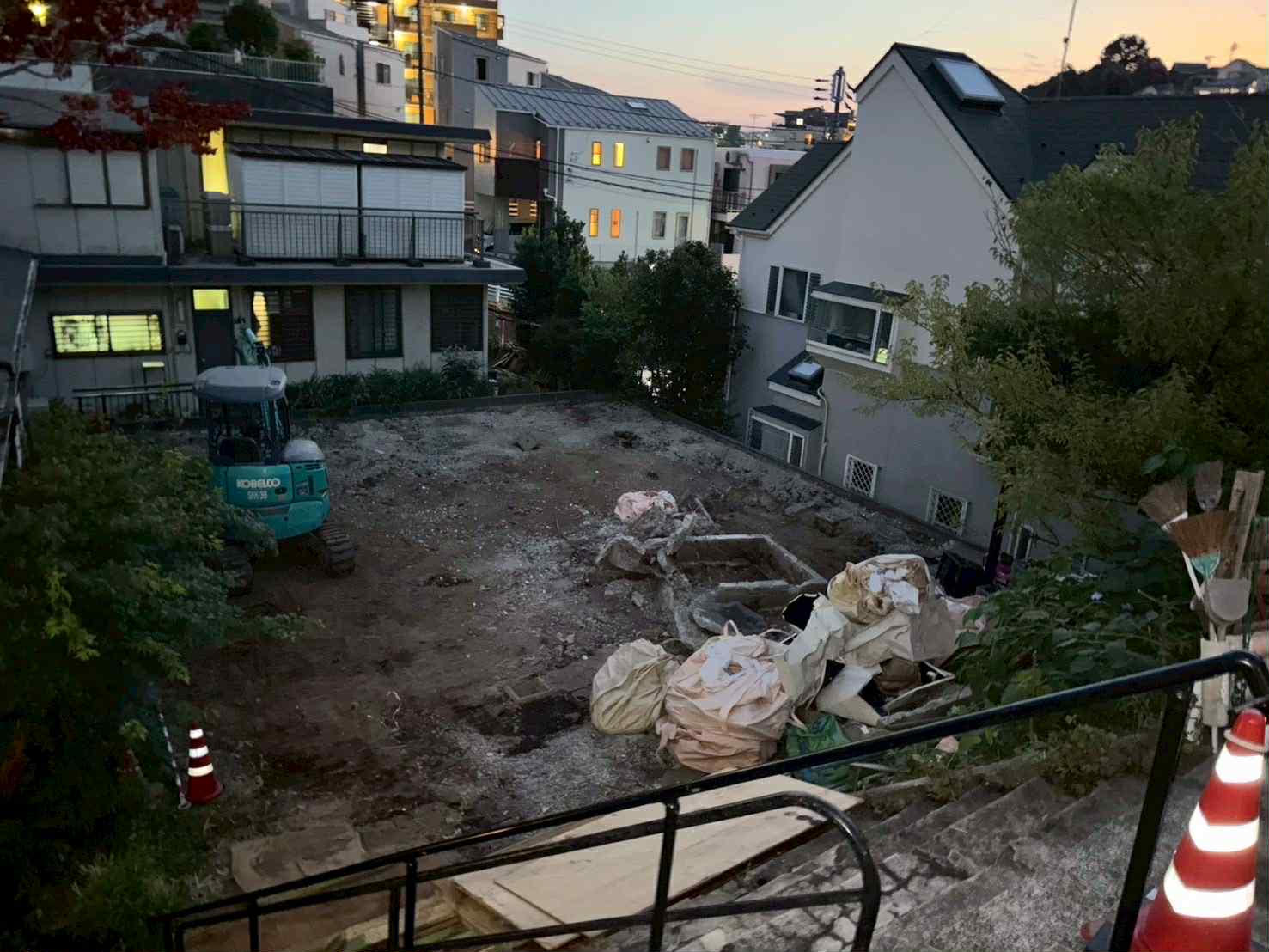 2026/01/06の解体状況：ミニユンボでの基礎撤去→人力小運搬搬出