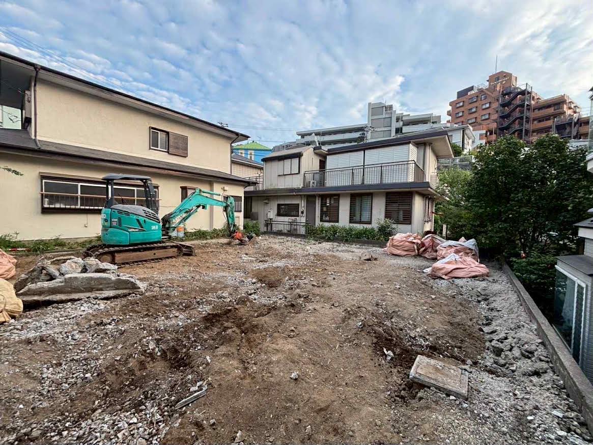 2026/01/06の解体状況：ミニユンボでの基礎撤去→人力小運搬搬出