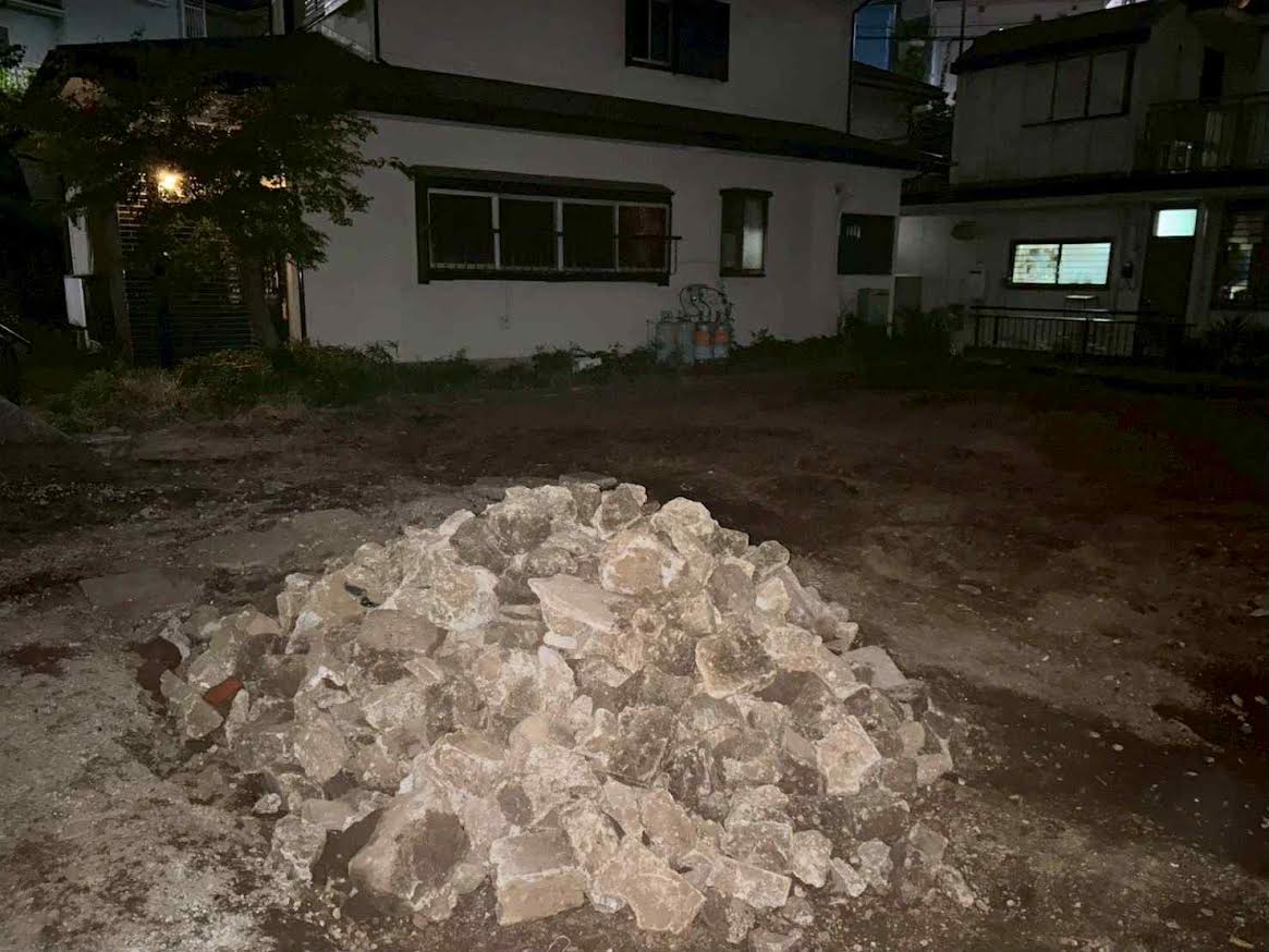 2026/01/06の解体状況：基礎下に埋められていた地中埋設物（ガラ・レンガの瓦礫類混合）→地上集積