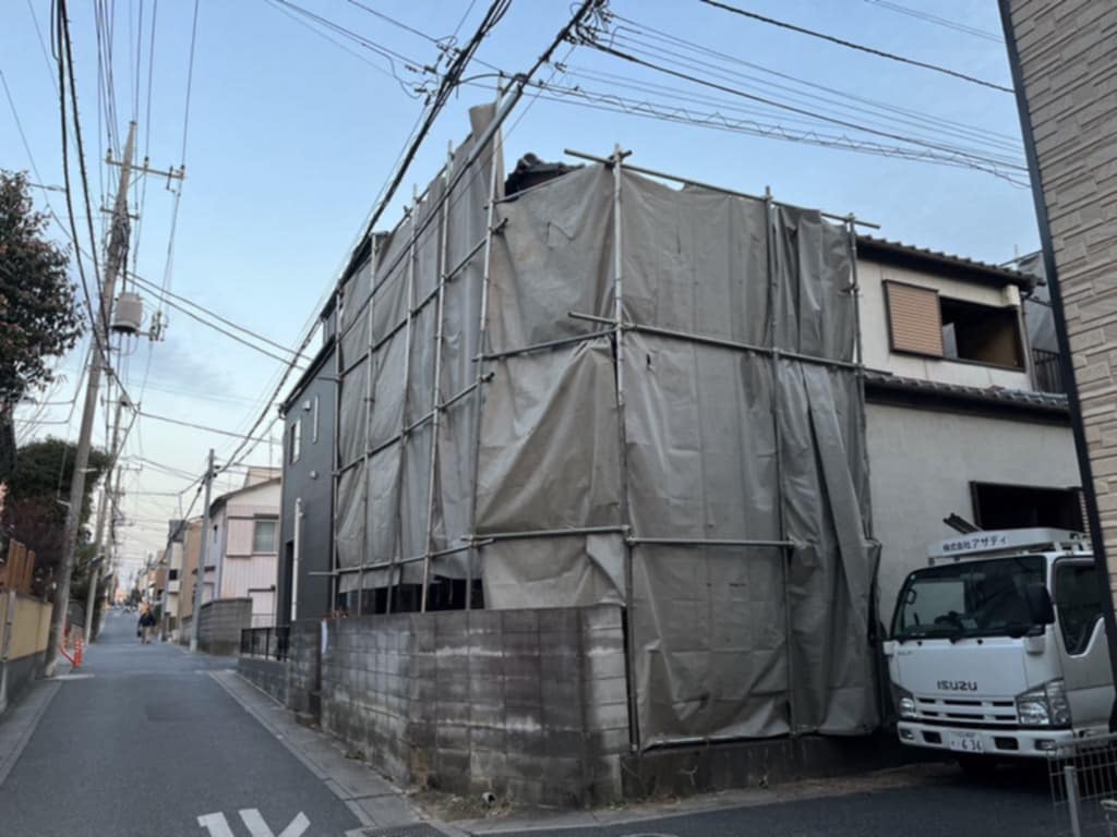 2025/03/01の解体状況：養生足場設置