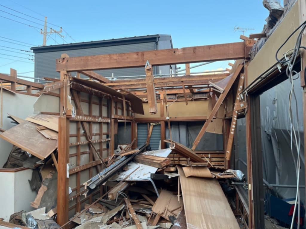 2025/03/01の解体状況：屋根落とし、内装撤去