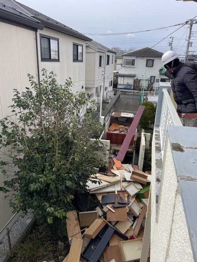 2025/04/22の解体状況：木製家具搬出（無料）
