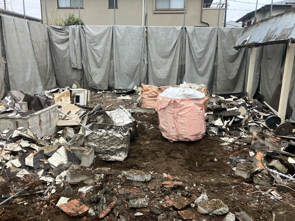 2025/04/22の解体状況：木くず、混合搬出