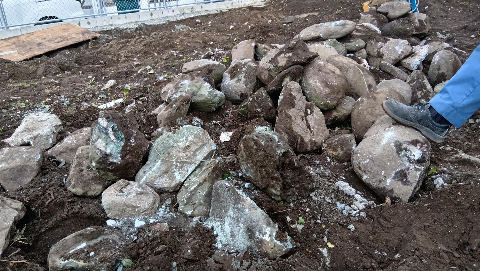 2025/04/22の解体状況：埋設玉石撤去