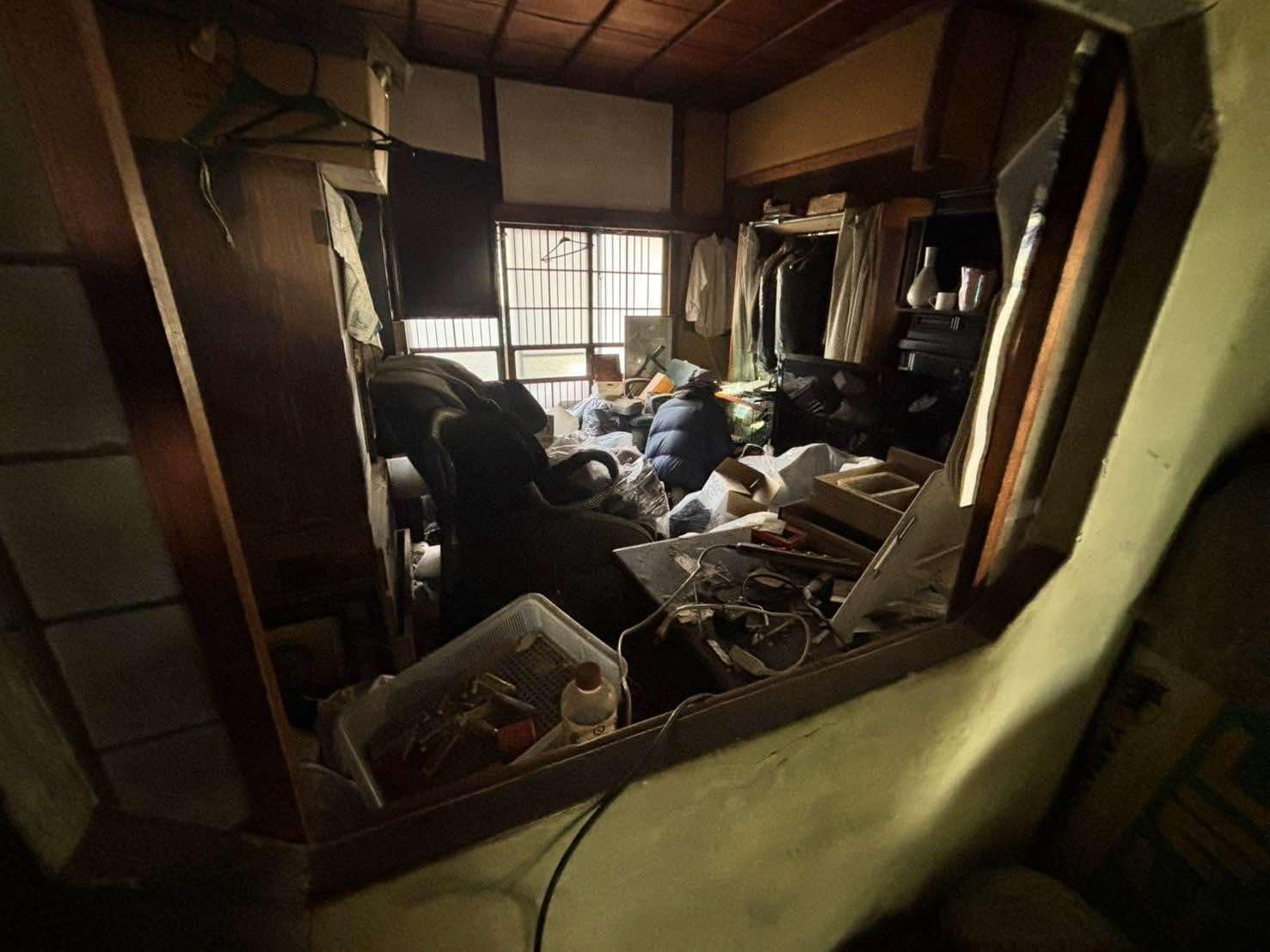 2025/03/31の解体状況：大量の残置物