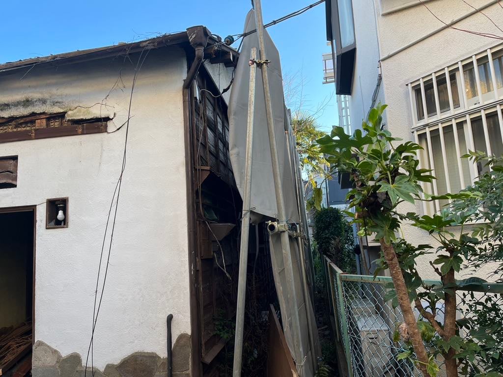 2025/03/31の解体状況：養生シート足場組立