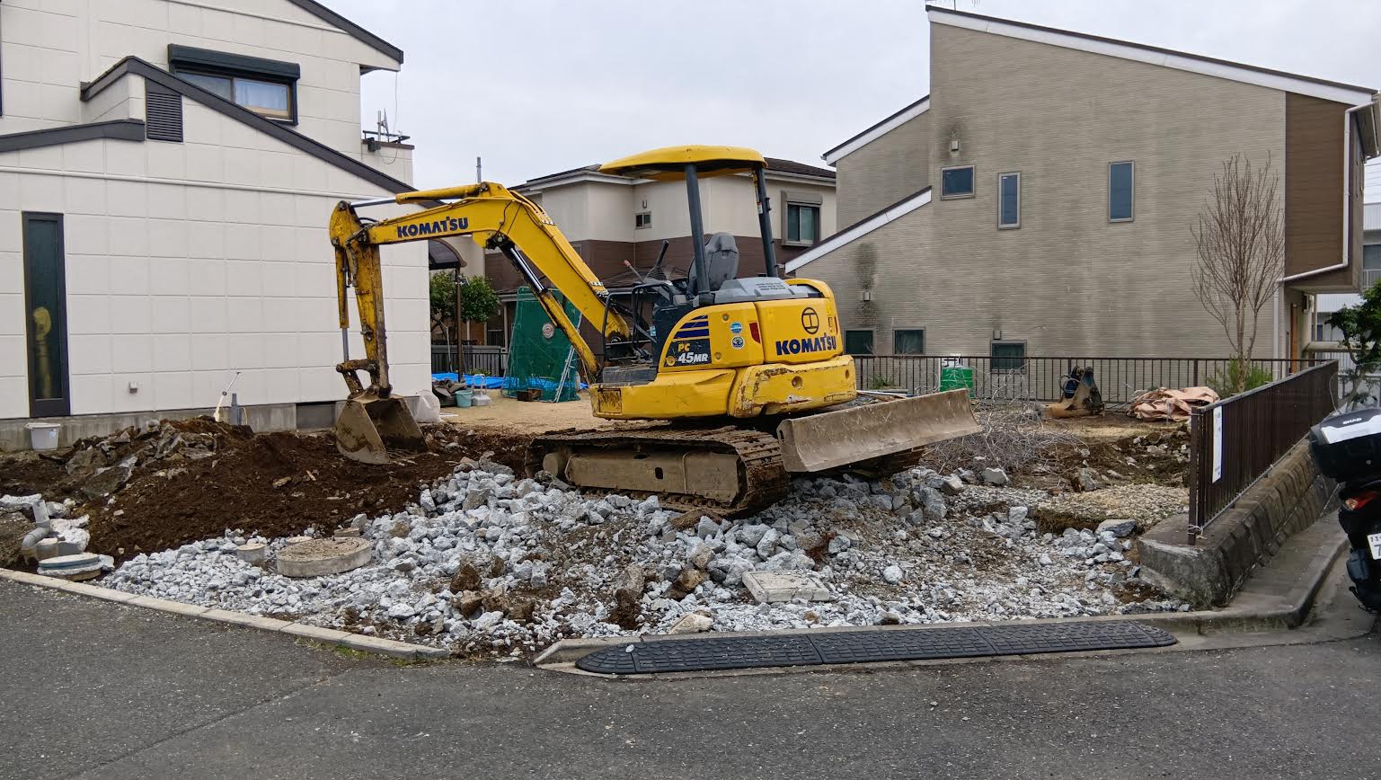 2025/03/15の解体状況：外構土間コン撤去