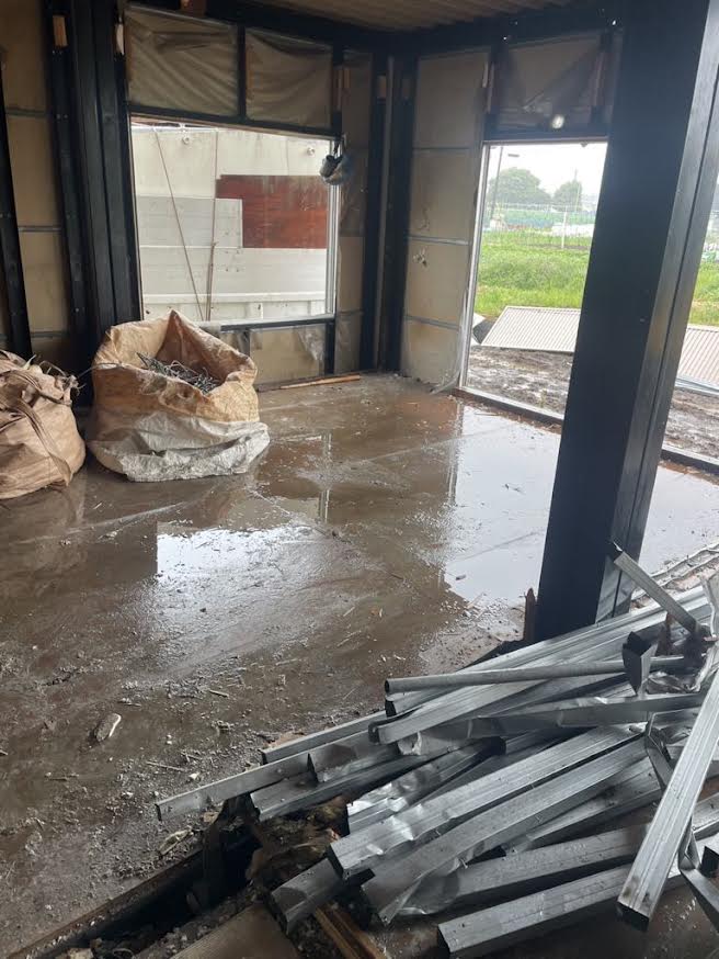 2025/10/01の解体状況：内装撤去