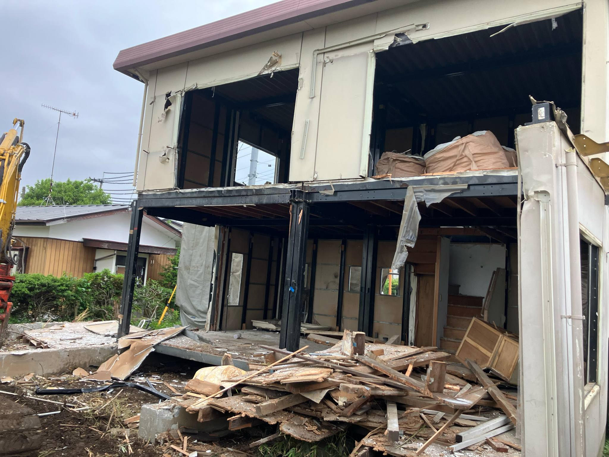 2025/10/01の解体状況：上屋撤去、分別状況