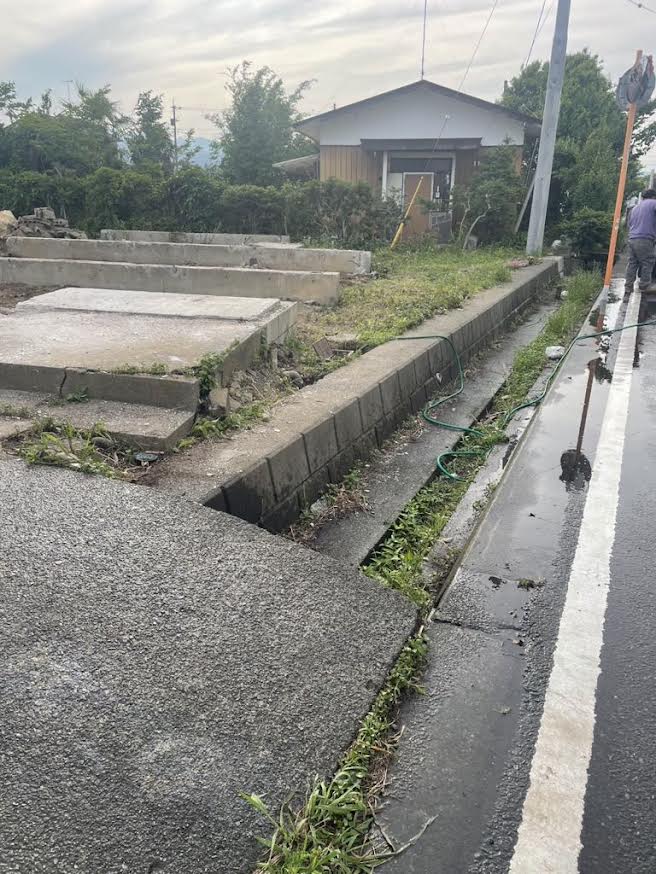 2025/10/01の解体状況：躯体の軽量鉄骨で独立した基礎を連結。ある程度の強度を保持しつつコンクリート量を減らす。「短工期」と「経済性」を優先する工法だそうです。つまり、早くて安いということらしいです。