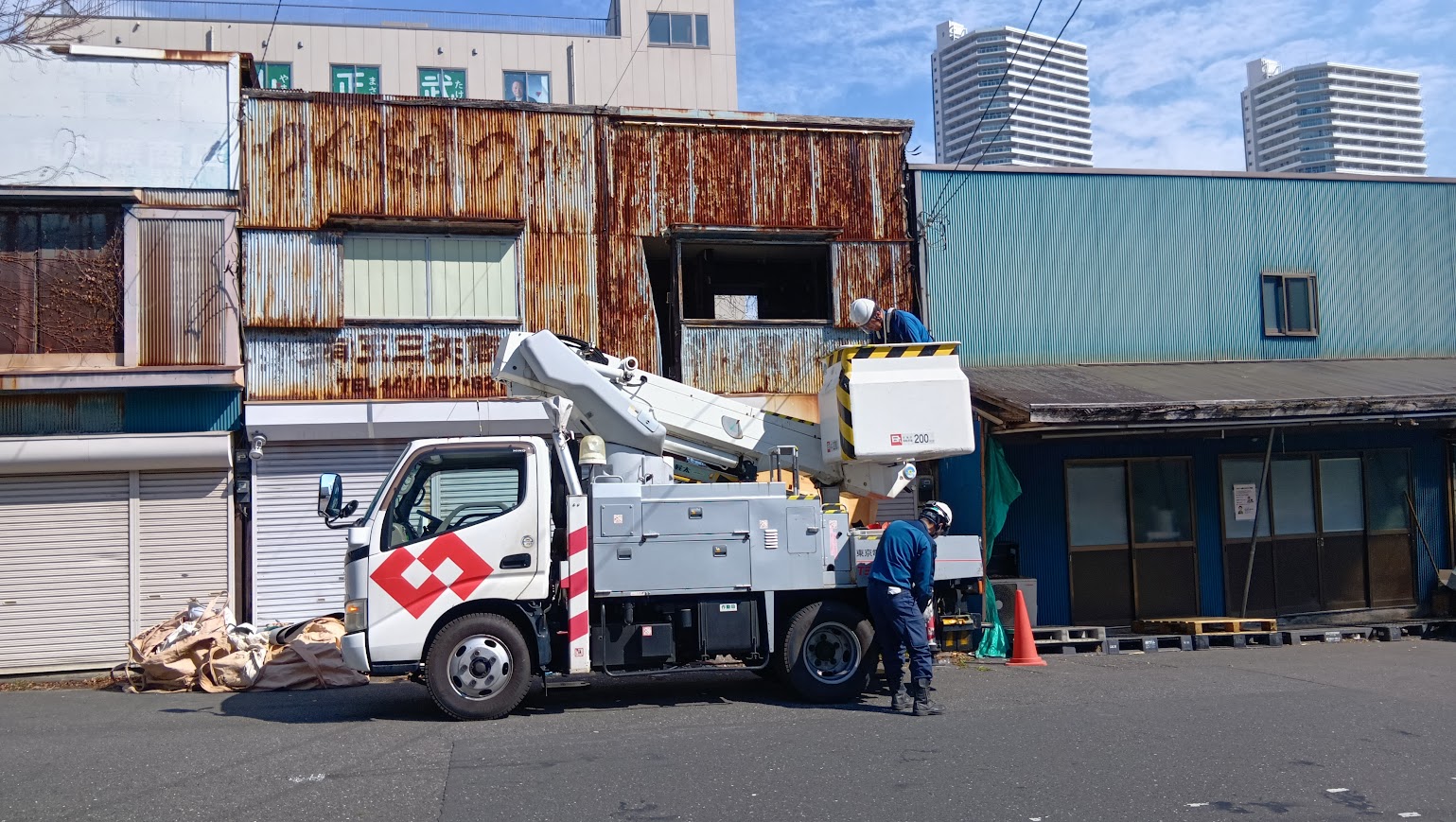 2025/03/03の解体状況：架空線切り離し、東電パワーグリッド手配