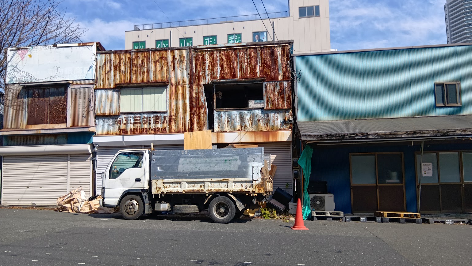 2025/03/03の解体状況：上屋人力壊し