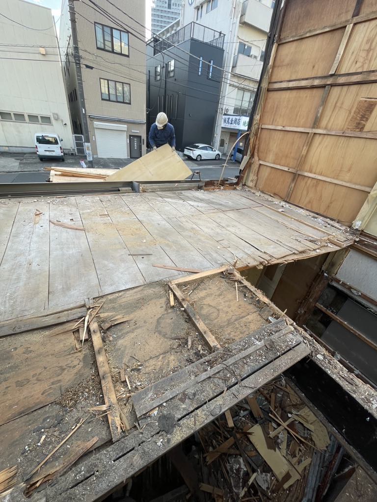 2025/03/03の解体状況：２階手壊し状況