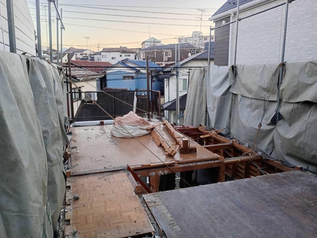 2025/11/01の解体状況：２階手壊し、木くず搬出