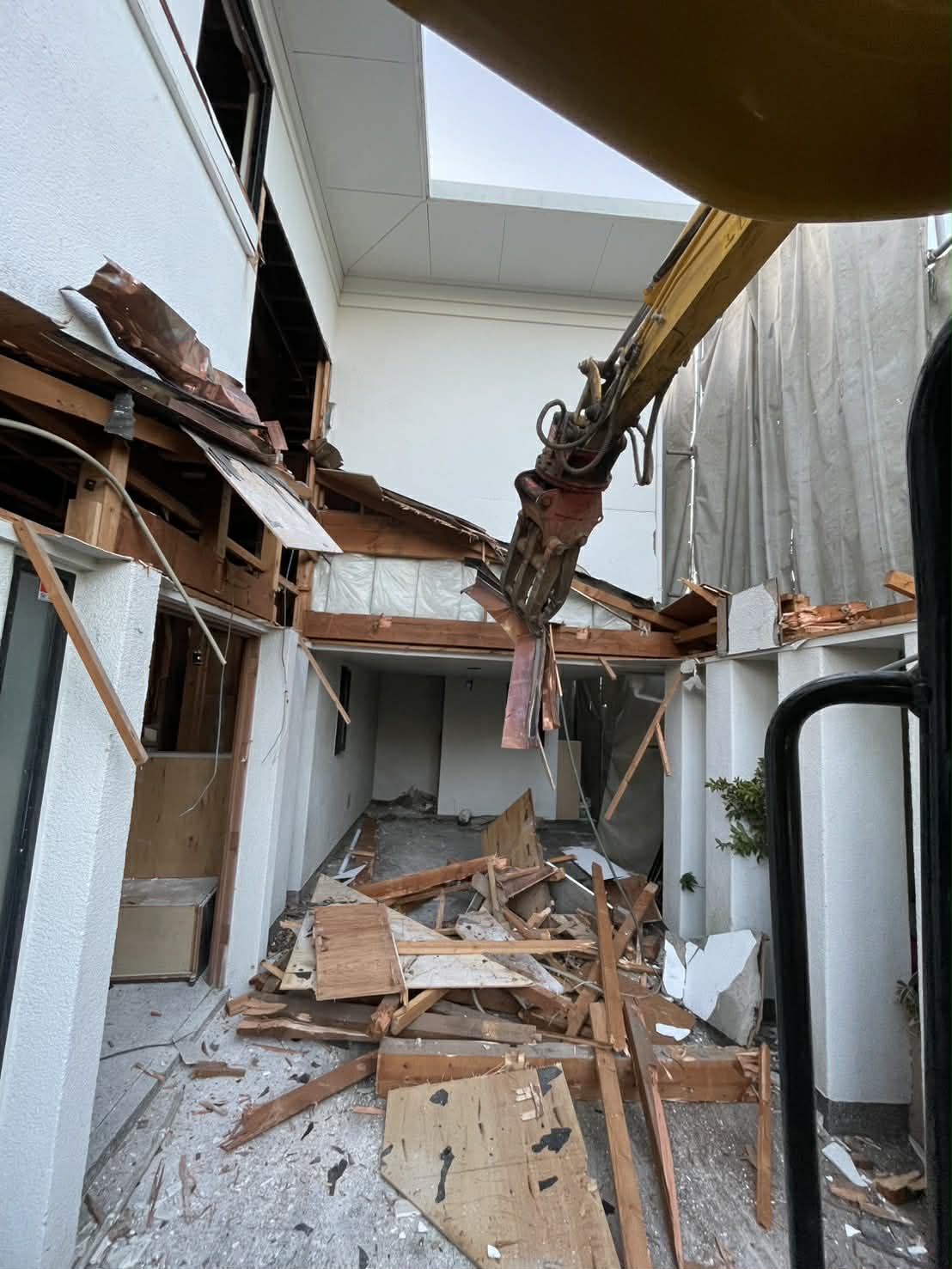 2025/12/10の解体状況：上屋重機撤去状況