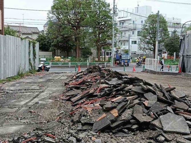 2026/07/27の解体状況：駐車場アスファルト撤去